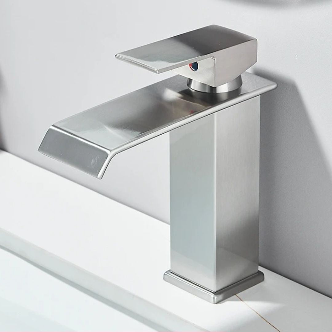 Torneira Banheiro Monocomando Cascata Preta Dourada Bica Baixa Quadrada